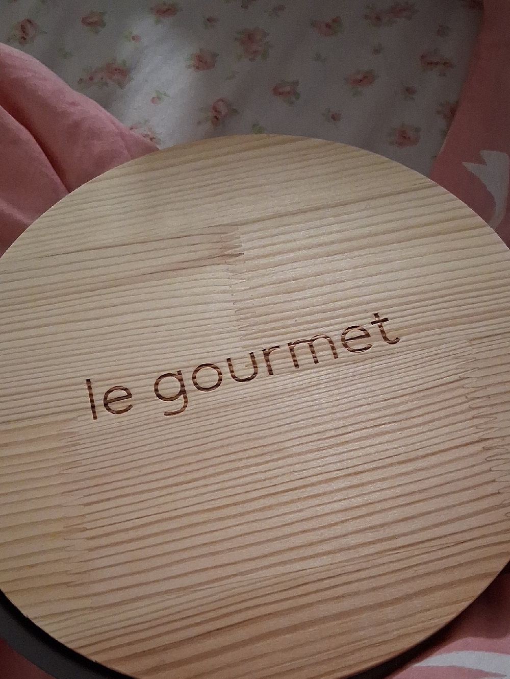 Le Gourmet Round Cement Serving Board - Natural Wood Cover